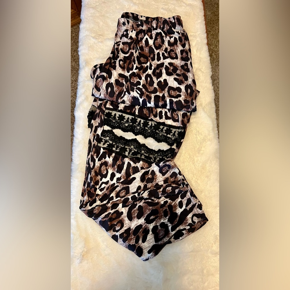 Leopard print stretchy leggings w/ open lacey knee.